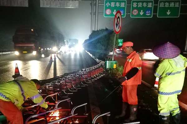 對中央伸縮護(hù)欄進(jìn)行修復(fù).jpg