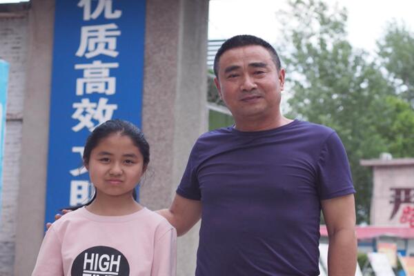 項目部司華文同志與朱媛媛小朋友合影.jpg