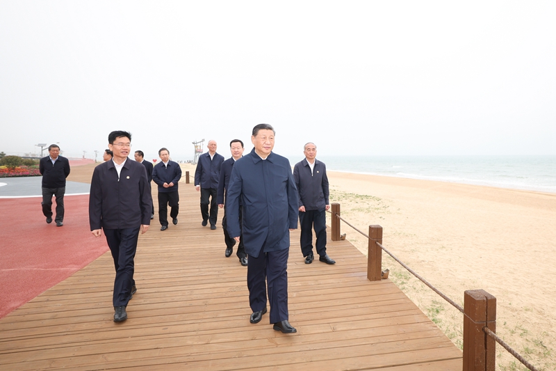 5月22日至24日，中共中央總書記、國(guó)家主席、中央軍委主席習(xí)近平在山東考察。這是22日下午，習(xí)近平在日照市陽(yáng)光海岸綠道考察。