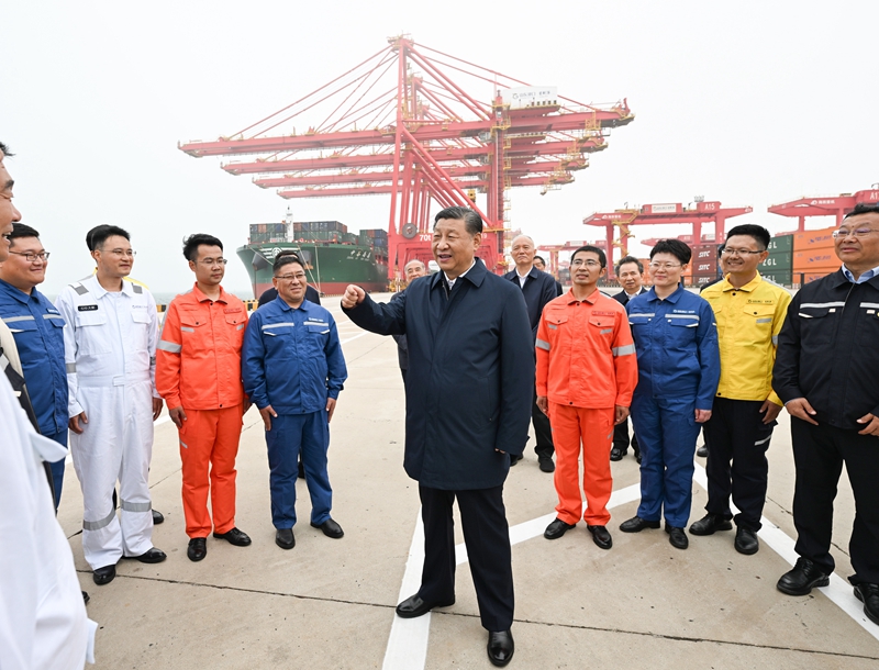 ??5月22日至24日，中共中央總書記、國(guó)家主席、中央軍委主席習(xí)近平在山東考察。這是22日下午，習(xí)近平在日照港親切慰問(wèn)港口科技工作者、運(yùn)營(yíng)人員、航運(yùn)人員。 